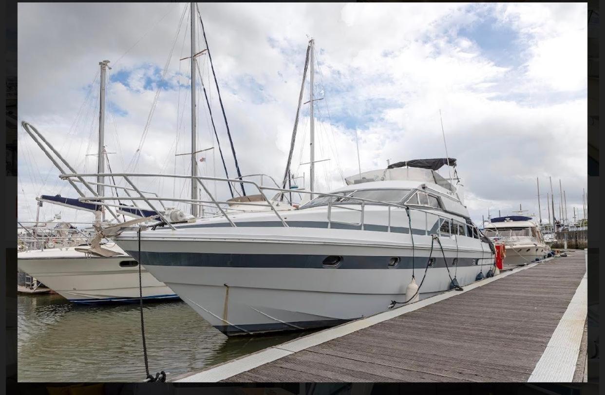 ホテル Beautiful And Magnific Yacht リスボン エクステリア 写真